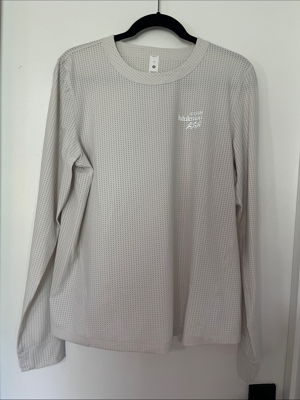 Lululemon Breathable Running Long-Sleeve Graphic Shirt Light Vapor Grey 10 NWOT